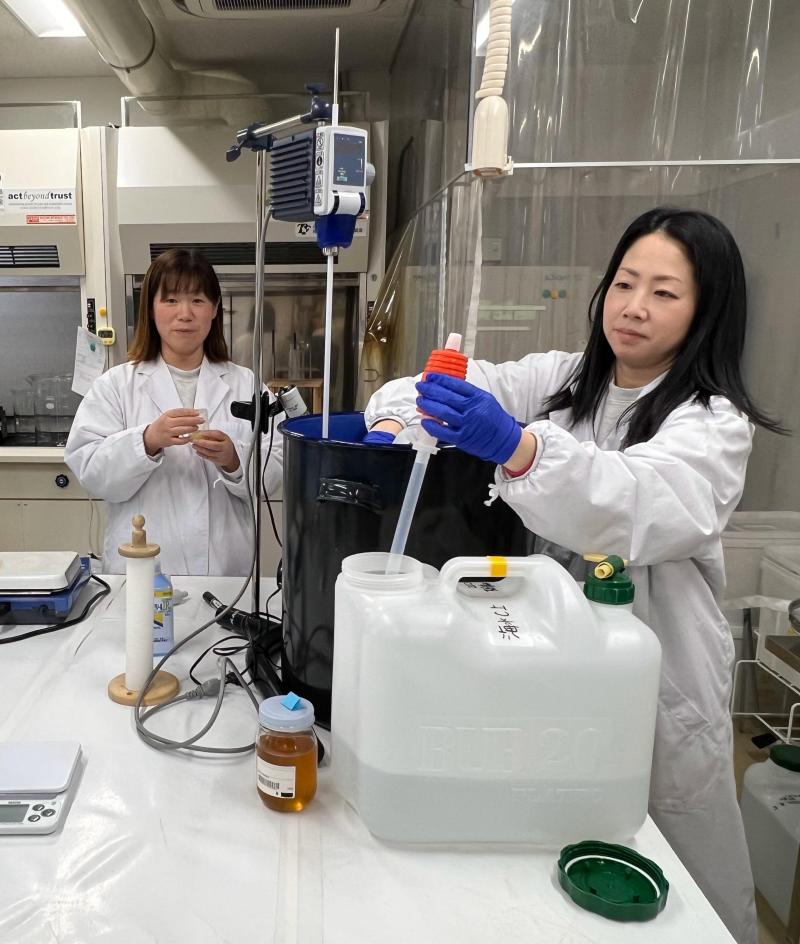 福岛一群妈妈对核事故后的食品安全感到担忧,于是自发学习使用仪器检测辐射物含量。 (符祝慧摄)