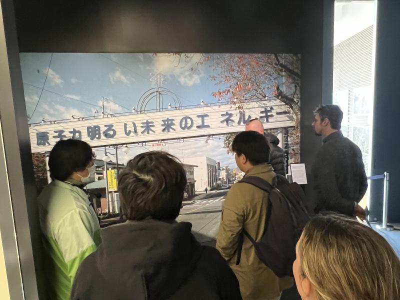 福岛县双叶町的东日本大地震与核灾博物馆内展示了小镇灾前的照片,照片中的街道上张挂着“核电是未来能源希望”的标语。这在灾后成了象征“安全神话”的负面遗产。(符祝慧摄)