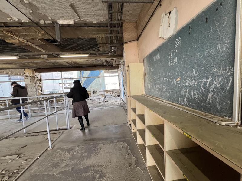 离海岸300米的请户小学保留了灾后原貌。访客们纷纷在课室的黑板上写下激励祝语。(符祝慧摄)