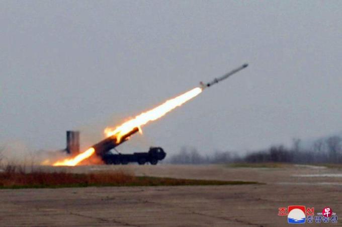 朝鲜试射超大型弹头及新型防空导弹 或为满足俄需求