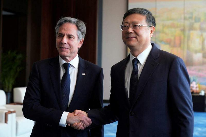 美国国务卿布林肯(左)星期四(4月25日)在上海会见中共政治局委员、上海市委书记陈吉宁。(路透社)