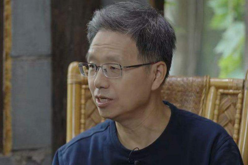 北大新闻与传播学院教授胡泳,上有需要照顾的老人,下有未成年的子女。(互联网)