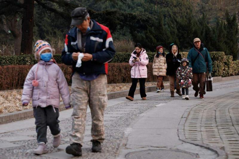 中国多年来推行的独生子女政策已促使人口结构快速变化,一般家庭的结构为“421”型(四名祖父母、两名父母和一名子女)。(路透社)