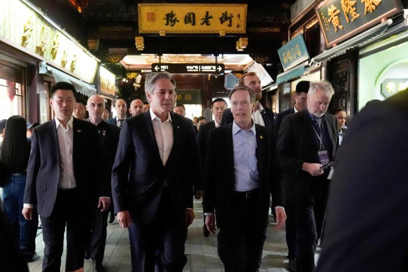 周三,美国国务卿布林肯与美国驻华大使伯恩斯在上海豫园。