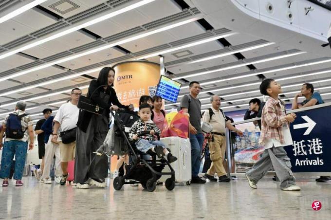 香港将向中央政府争取 开放更多大陆城市居民自由行赴港