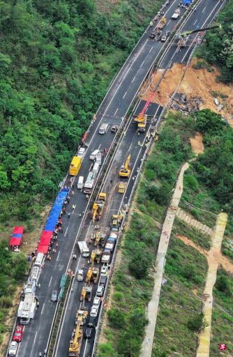 广东梅州连续强降雨
高速公路塌陷24死