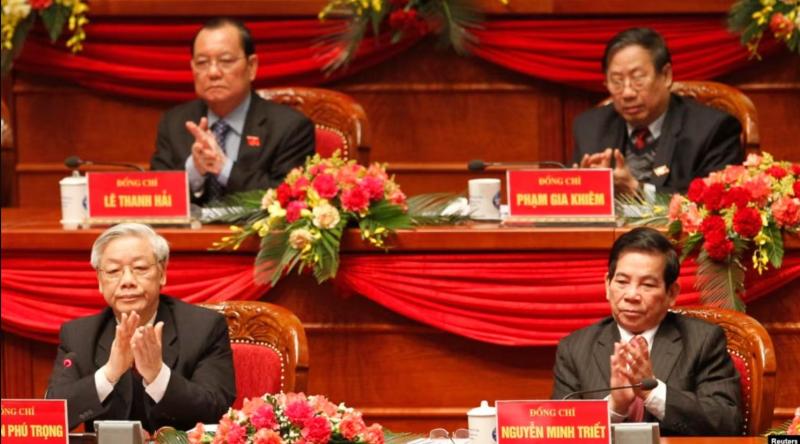 阮富仲(前排左)与黎清海(后排左)在越共的一次党代会上。黎清海在担任胡志明市委书记期间在当地形成了巨大的利益集团,让阮富仲感到不安。(互联网)