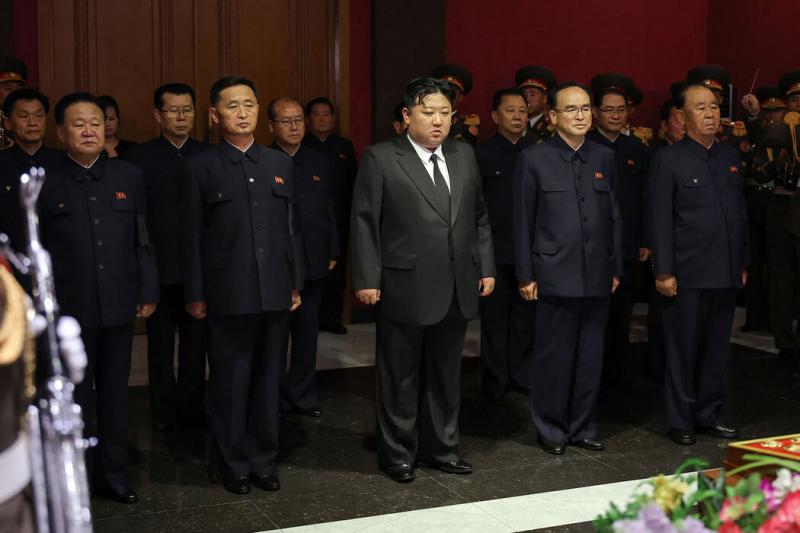 朝鲜国家媒体发布的一张照片显示,朝鲜统治者金正恩(中)在平壤为周二去世的金己男的葬礼上。