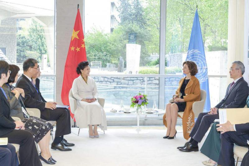 中国国家主席官方领导人夫人彭丽媛(右三)5月6日在巴黎参访联合国教科文组织总部,并与该组织总干事阿祖莱(右二)会面。(新华社)