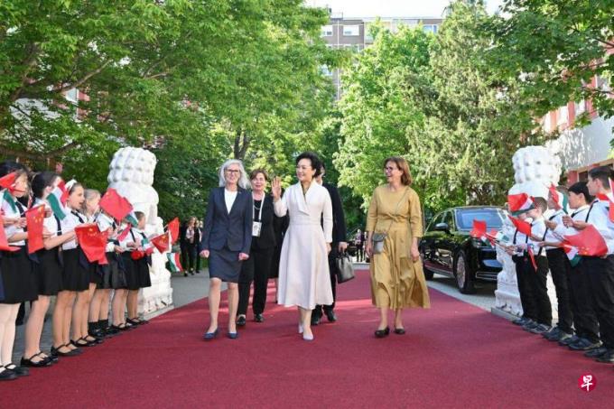 王毅总结习近平访欧提夫人外交 称彭丽媛提升中国软实力