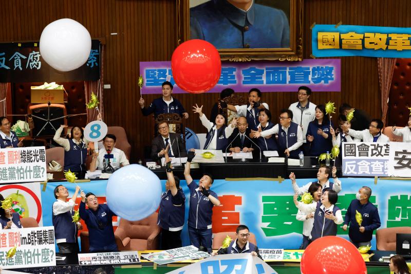 台湾立法院星期二(5月28日)续审蓝白两党所提立法院职权相关修法的途中,多颗气球在议场内漂浮。(路透社)