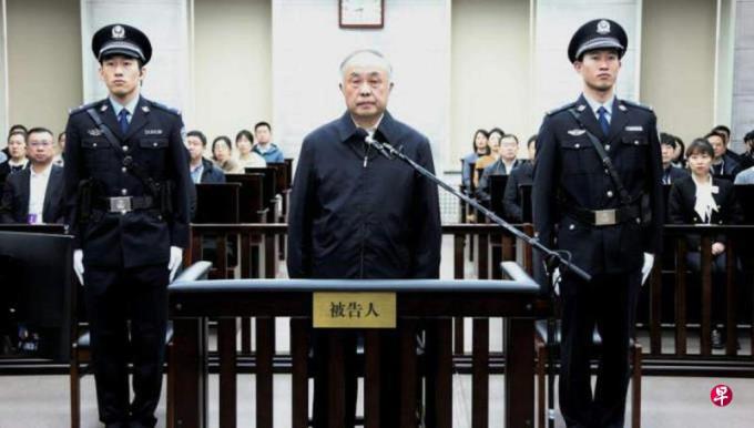 中国国家烟草专卖局原副局长何泽华被判死缓