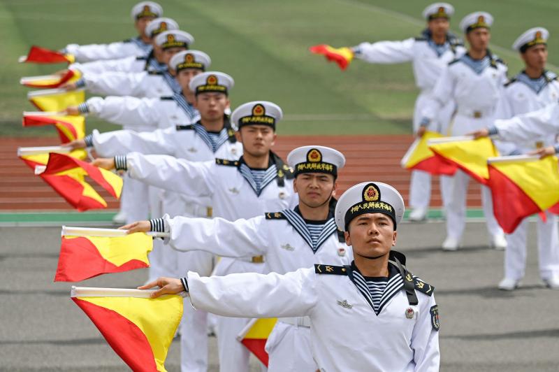 中国官方4月下旬首次邀请多家外媒走进青岛海军潜艇学院,图为学员演练手旗通信。(法新社)