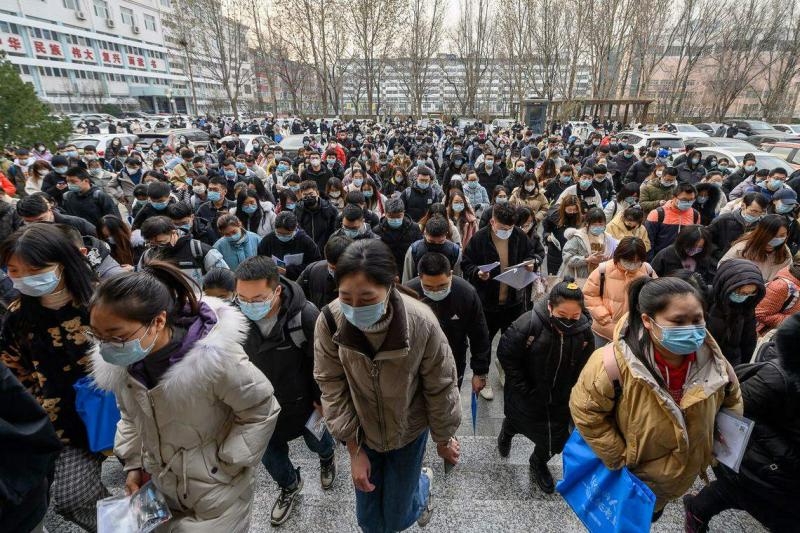 中国参加公务员考试的人数不断增加。图为2021年11月28日在山西省太原市,参加中央机关及其直属机构录用考试的考生步入考场。(中新社)