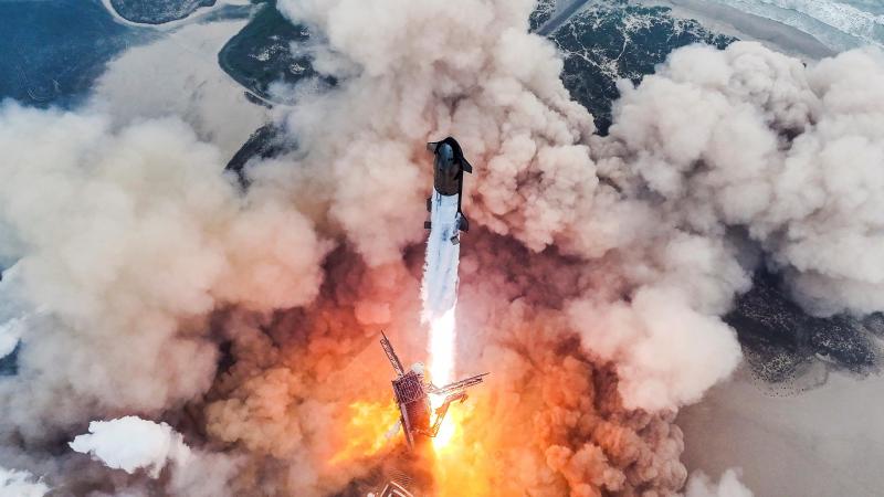 星舰火箭星期四(6月6日)早上在得克萨斯州博卡奇卡附近的星际基地发射,发射几分钟后,火箭助推器成功在墨西哥湾软着陆。星舰运载火箭系统被认为是人类目前建造过的最大、最强的运载火箭。(路透社)