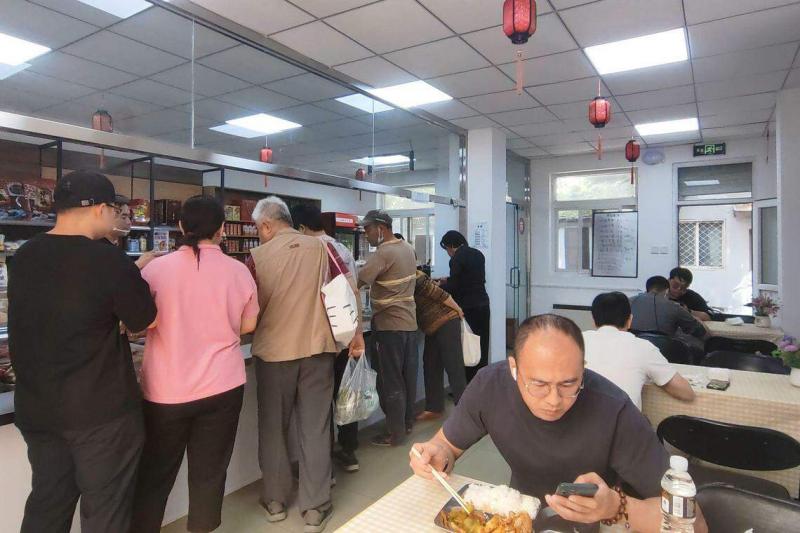北京社区养老食堂大多获政府补贴, 价格实惠, 菜品丰富,从而吸引越来越多上班族。 图为北京炮局胡同的青龙社区食堂。(孟丹丹摄)
