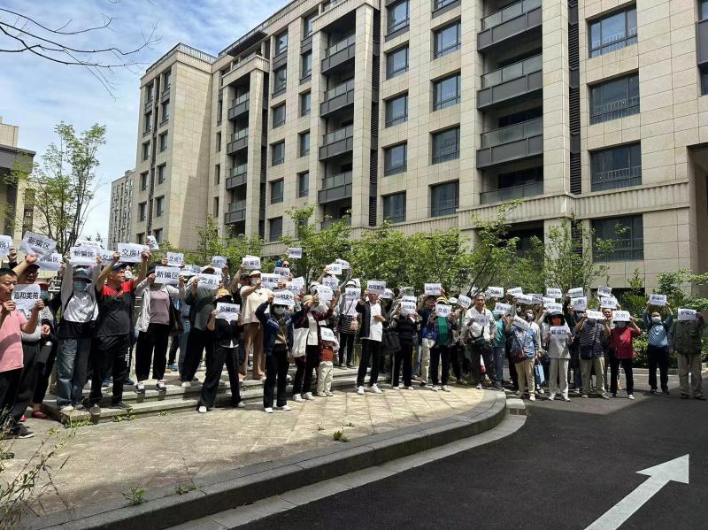 临港烂尾楼嘉和美苑业主今年5月下旬发起集体维权,要求尽早入住新房。(受访者提供)