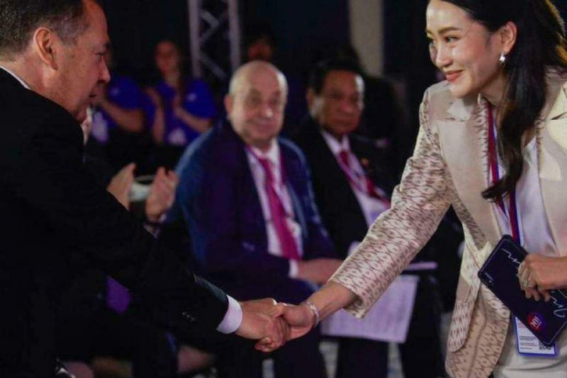 达信的女儿、为泰党领袖佩通坦(右)6月中旬在俄罗斯联邦下诺夫哥罗德市出席 “金砖五国+”会议时争取金砖支持泰国加入该集团。(取自X平台)
