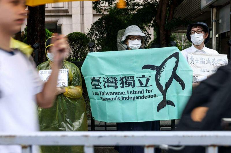 台湾绿营人士忧心,北京未来恐将一般民众列入台独分子清单当中,甚至在海外展开追捕。图为民进党支持者5月28日在立法院外,高举支持印有台湾独立字样的旗帜,抗议在野党提出的国会改革法案。(法新社)