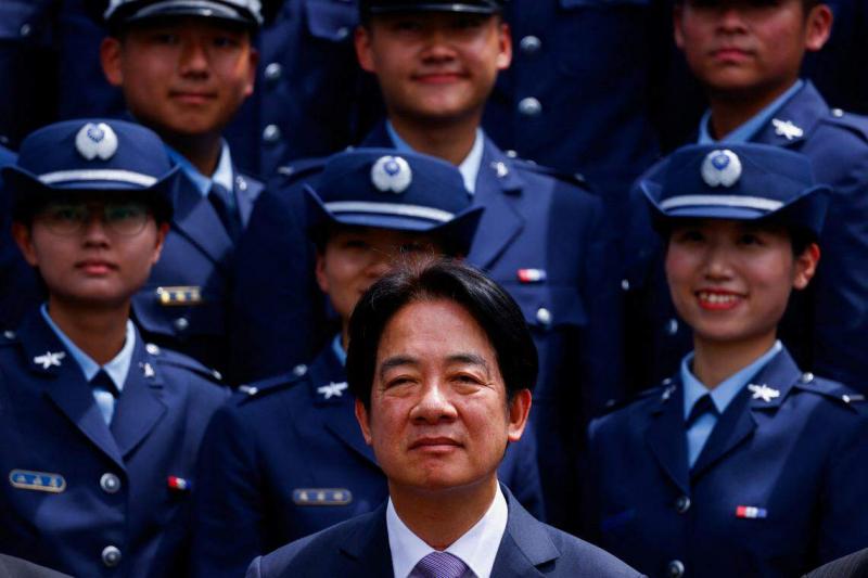 台湾赖清德(前)自5月20日就职以来,多次重申“中华民国与中华人民共和国互不隶属”立场,引发北京强烈不满。分析认为,陆方这次公布的惩独意见,就是针对赖清德的两岸论述。图为赖清德6月27日在台北出席军事院校毕业典礼。(路透社)