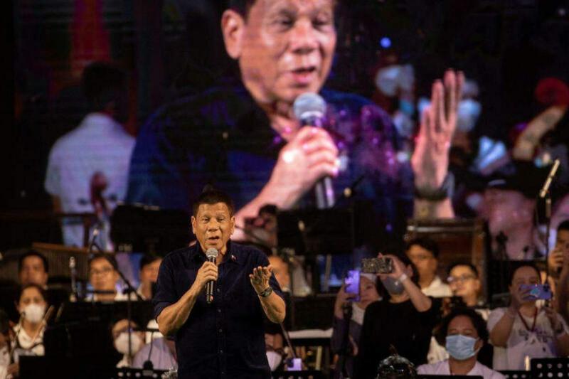 菲律宾前总统杜特尔特2022年6月26日在结束六年任期前,在马尼拉基里诺大看台举行的感恩节音乐会上唱歌,以此感谢支持者。(路透社)