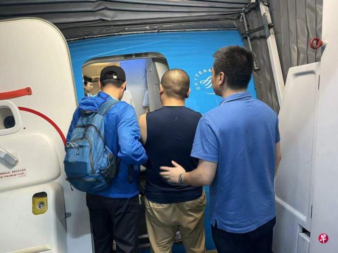 中菲执法部门合作遣返三名绑架犯罪嫌疑人