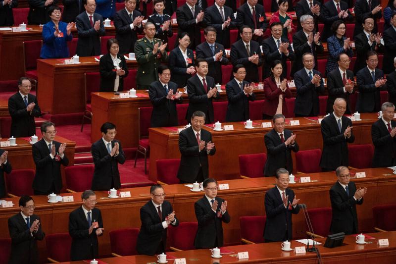3月在人民大会堂举行的全国人大会议上,位于第二排中央的习近平。