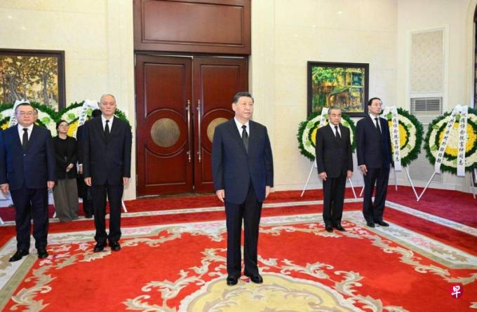 习近平到越南驻华使馆吊唁阮富仲逝世