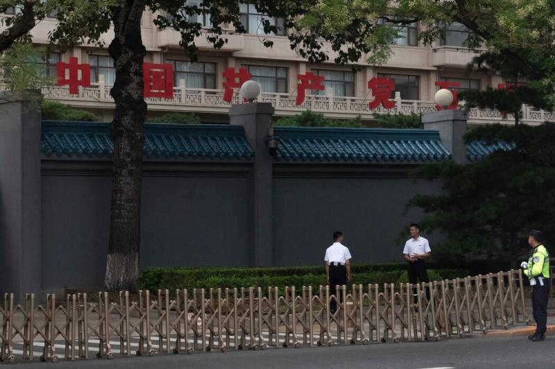 中共第二十届中央委员会第三次全体会议在北京举行,图为京西宾馆外的安保人员。