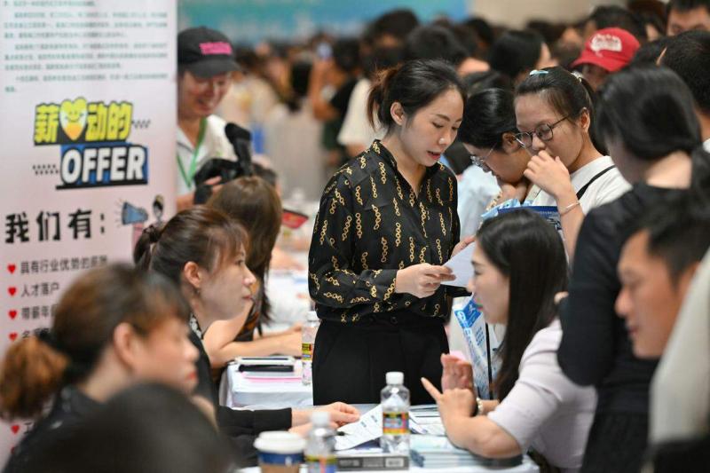 中国年轻一代面临更激烈的就业竞争。图为今年7月20日海南省海口市举行的一场招聘会现场。(新华社)