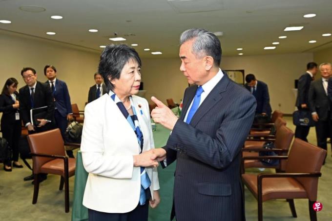王毅就日本男童遇袭吁勿政治化
日外长要求查明嫌犯动机取缔反日帖子