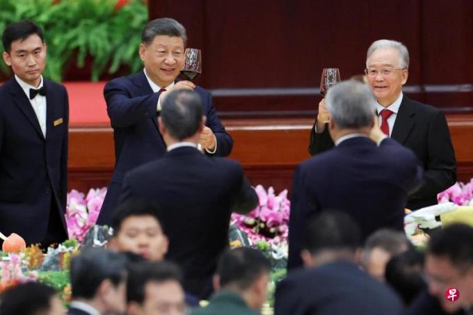 【图集】中共领导人与十多位前常委等出席国庆75周年招待会