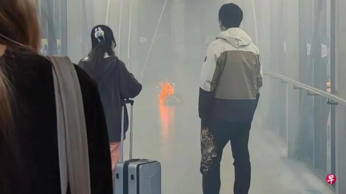 上海虹桥机场登机桥发生火患 乘客背包着火所致