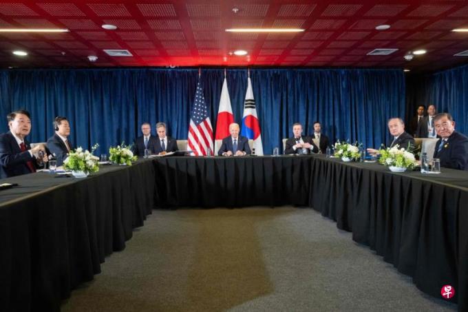 韩美日首脑在秘鲁利马举行三方会谈