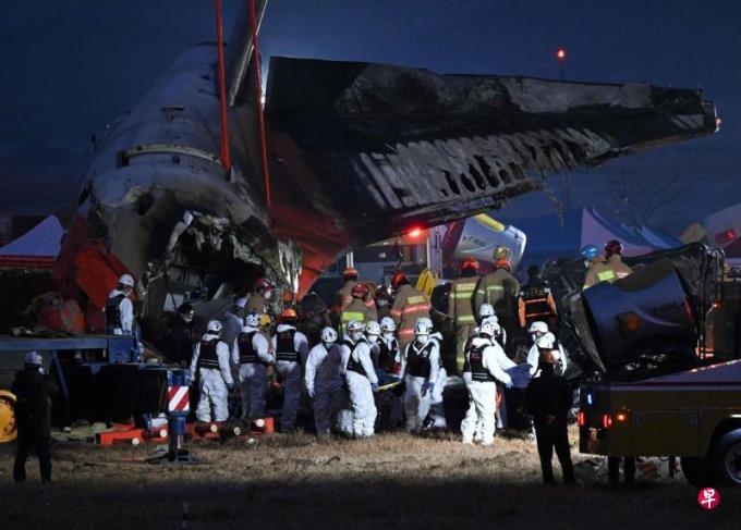 韩国济州廉航空难179人亡 仅两名乘务员获救