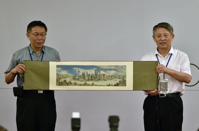 2016年8月的双城论坛,台北市长柯文哲在台北市政府与上海市委统战部长沙海林会面(图右)