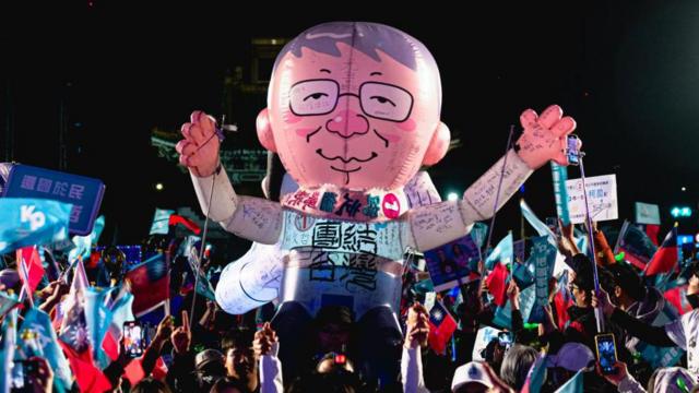 2024年总统大选时,柯文哲造势场合常见热情的支持者。
