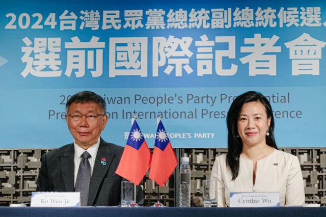 与国民党的“蓝白合”破局后,柯文哲选择新光集团的吴欣盈(图右)担任副手竞选总统。