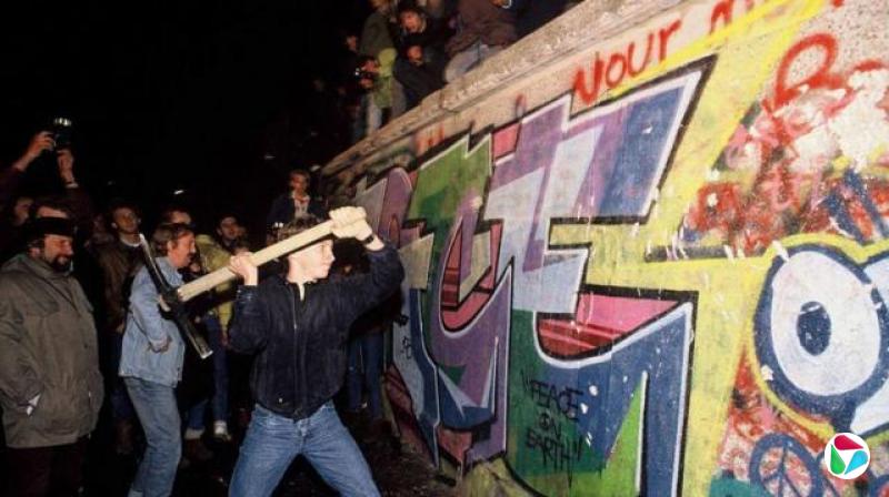 1989年柏林围墙倒塌震惊世界