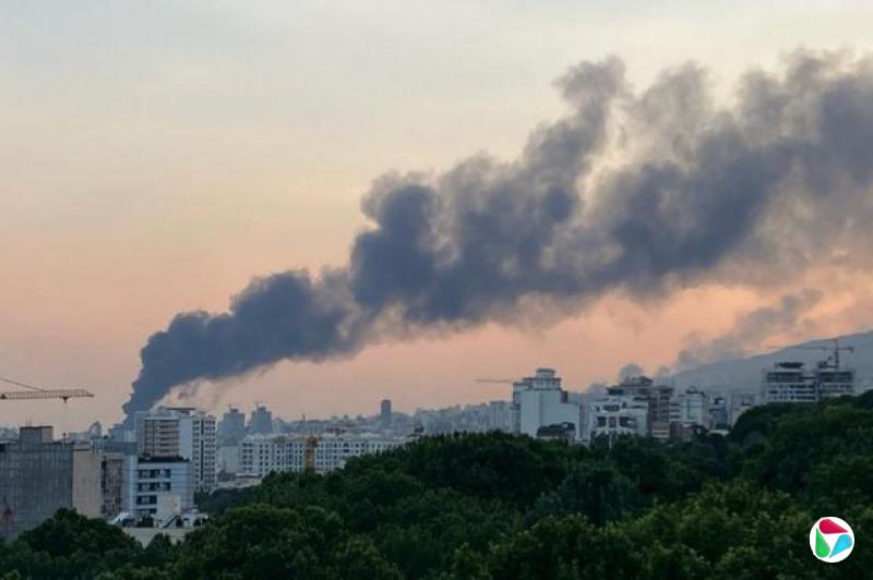 以色列发动攻击后,伊朗伊斯兰共和国广播电视总台(IRIB)大楼遭击中,德黑兰天际线上浓烟滚滚