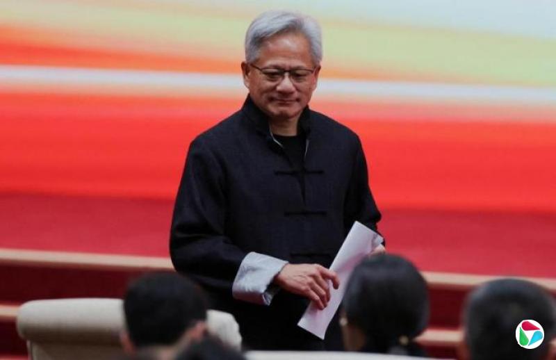黄仁勋身穿唐装现身链博会