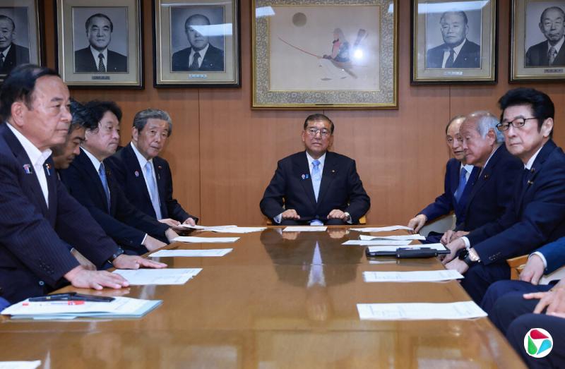 周一,日本首相石破茂和自民党其他领导人在东京,自民党在前一天的参议院选举中遭遇失败。
