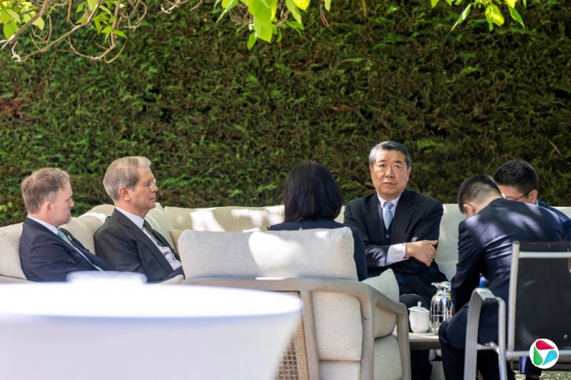 美国贸易代表格雷尔(左)与财政部长贝森特于5月在日内瓦与中国负责经济政策的副总理何立峰举行了贸易会谈。双方代表团将于本周在瑞典再次会面。