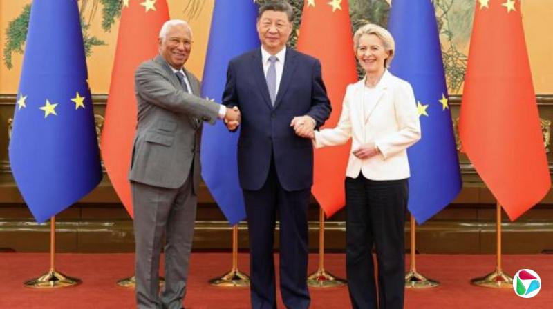 2025年7月24日,中国国家主席习近平(中)在北京人民大会堂与欧洲理事会主席安东尼奥·科斯塔及欧盟委员会主席乌尔苏拉·冯德莱恩握手。三人身后是一排欧盟与中国的国旗。