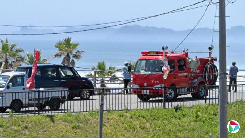 日本福岛县海边一处高地聚集撤离民众与消防车辆(30/7/2025)