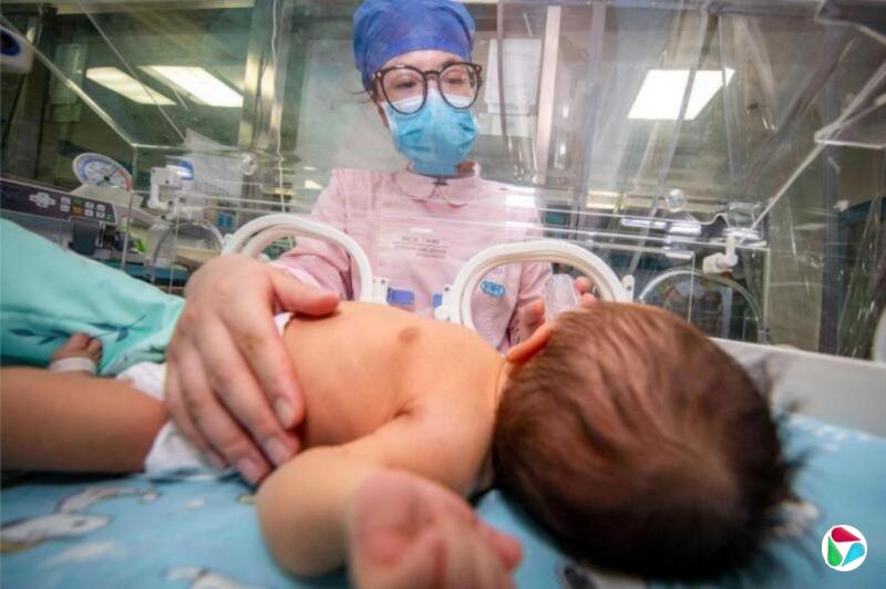 中国网民称因非婚生子被拒领补贴 官方:细则8月底明确