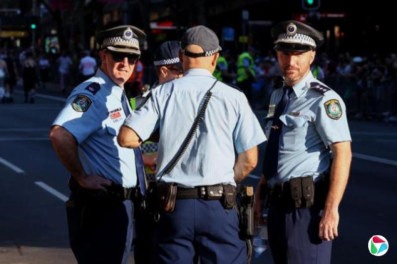 四名身穿制服的警员在街上,其中两人望向镜头。