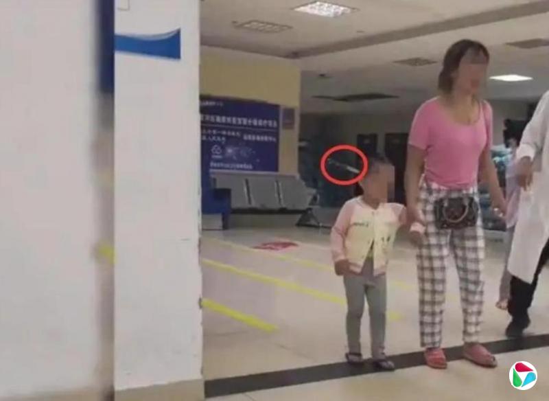 云南一女童头插水果刀淡定步行就诊 医院:已手术取出刀