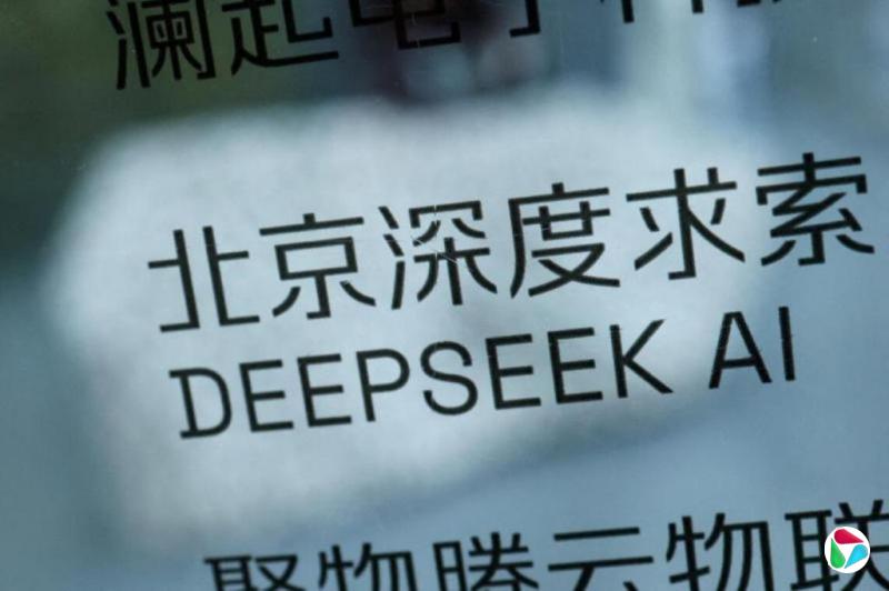 DeepSeek团队论文登上《自然》封面