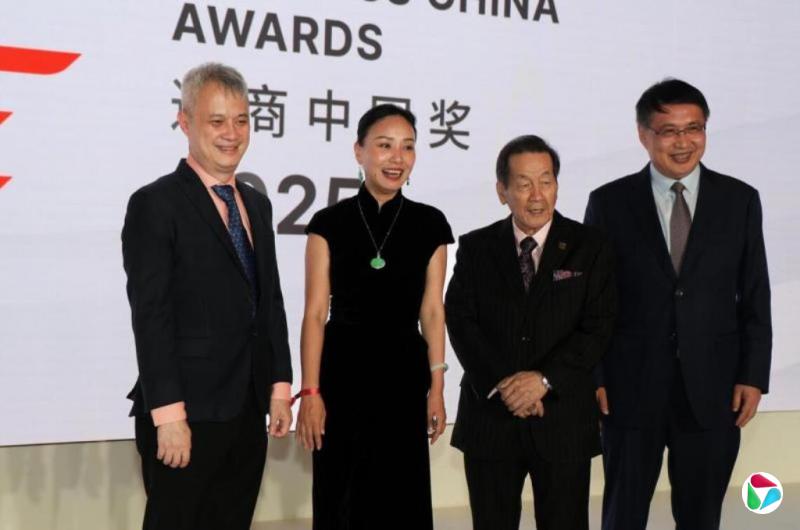 前驻华大使陈燮荣与中新重庆项目获通商中国表彰 青年奖得主刘畅:新加坡优势赋予我们走向全球的底气